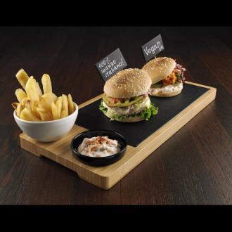 Дъска за сервиране бамбук с място за плато и 2 сосиери, 43x28x2,4 см